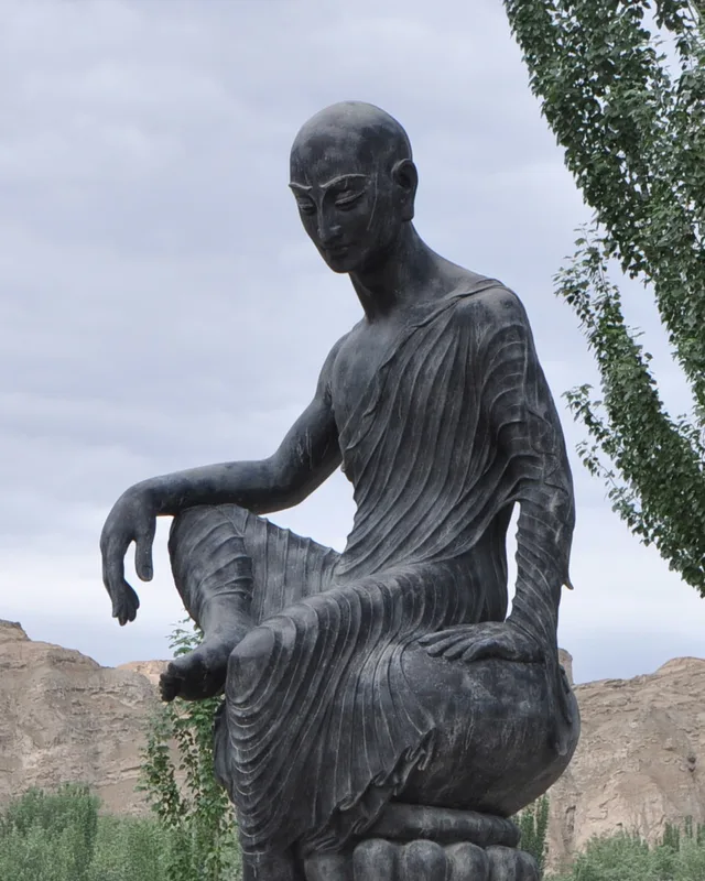Estatua contemporánea de Kumarajiva cerca de las cuevas de Kizil