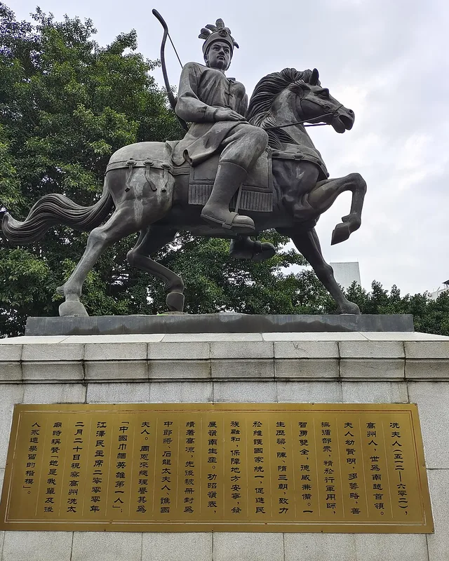 Estatua ecuestre moderna dedicada a la Señora Xian