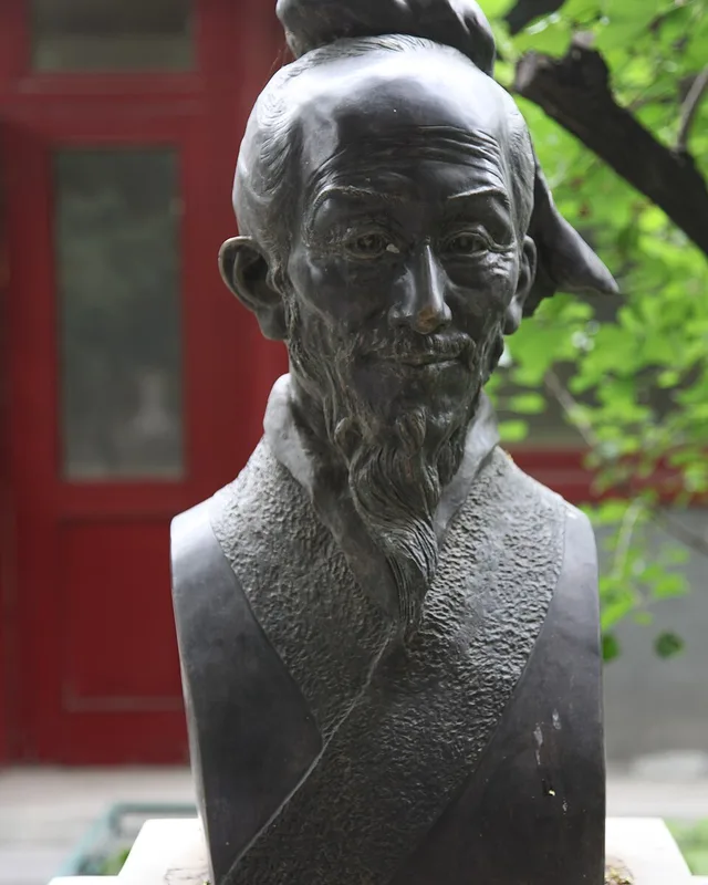 Estatua moderna de Zu Chongzhi en el Observatorio Antiguo de Beijing