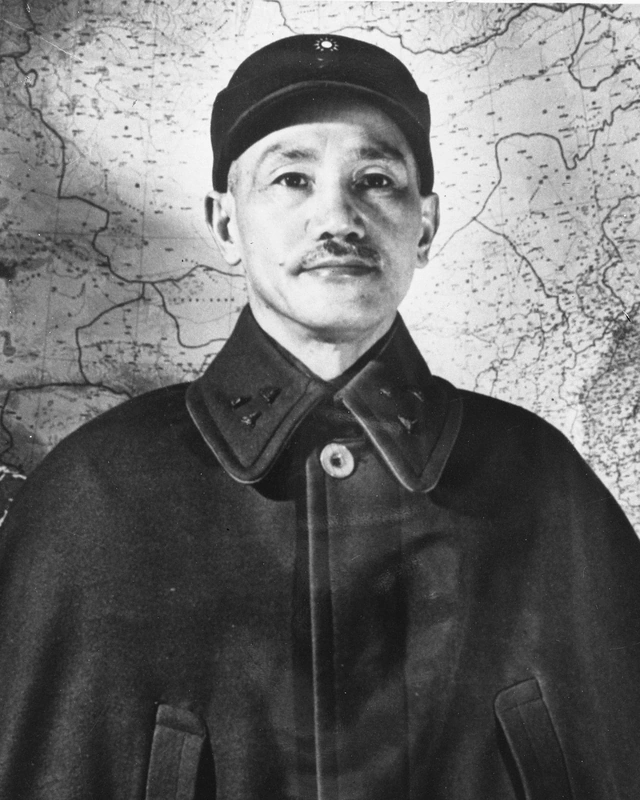 Chiang Kai-shek en uniforme militar frente a un mapa, en una fotografía del fondo ANEFO.