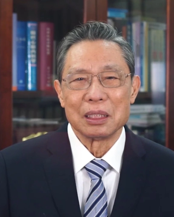 Zhong Nanshan frente a una biblioteca, en un video de China News Service de febrero de 2022.