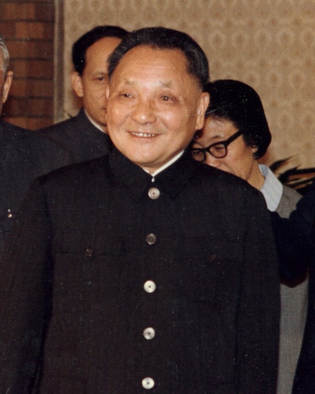 Deng Xiaoping sonriente, con traje oscuro, durante su visita a Tokio en 1978
