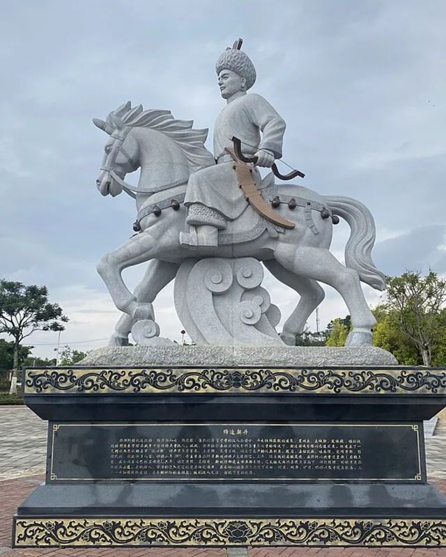 太阳湖公园的耶律阿保机现代雕像