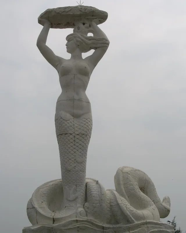 Monumento moderno de Nüwa reparando el cielo