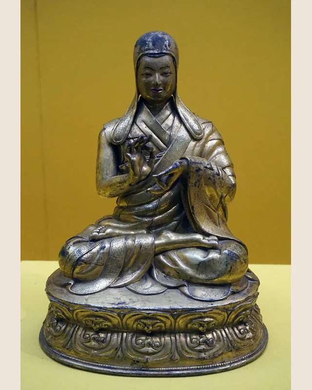 Escultura de bronce de Phagpa, siglos XVII–XVIII, en el Museo del Tíbet; representación posterior