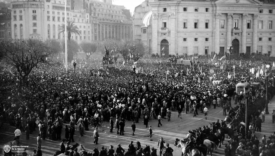 Concentración en apoyo a Juan Domingo Perón en Plaza de Mayo, Buenos Aires, 17 de octubre de 1945.